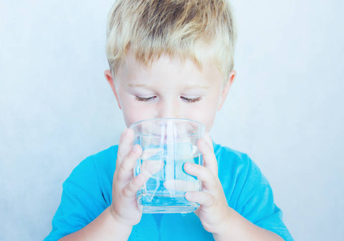 Elisabethen Quelle Trinkerziehung Kind trinkt Wasser aus einem Glas.
